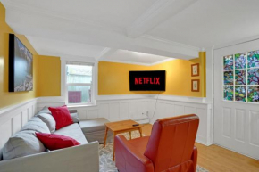 Artsy Private Guest Suite with Outdoor Saloon